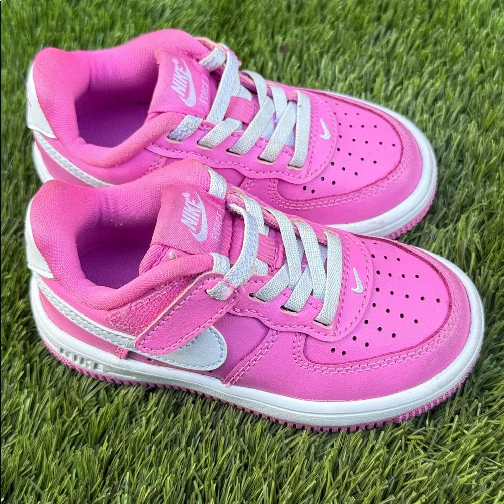 Nike Kids Sneakers in Vibrant Pink and White Size US 8C